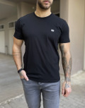 Ανδρικό T-shirt με κοντό μανίκι της εταιρίας Lee σε μαύρο χρώμα με ραμμένο λογότυπο στο στήθος Κανονική εφαρμογήΣύνθεση: 100% βαμβάκιΤο μοντέλο έχει ύψος 1.
