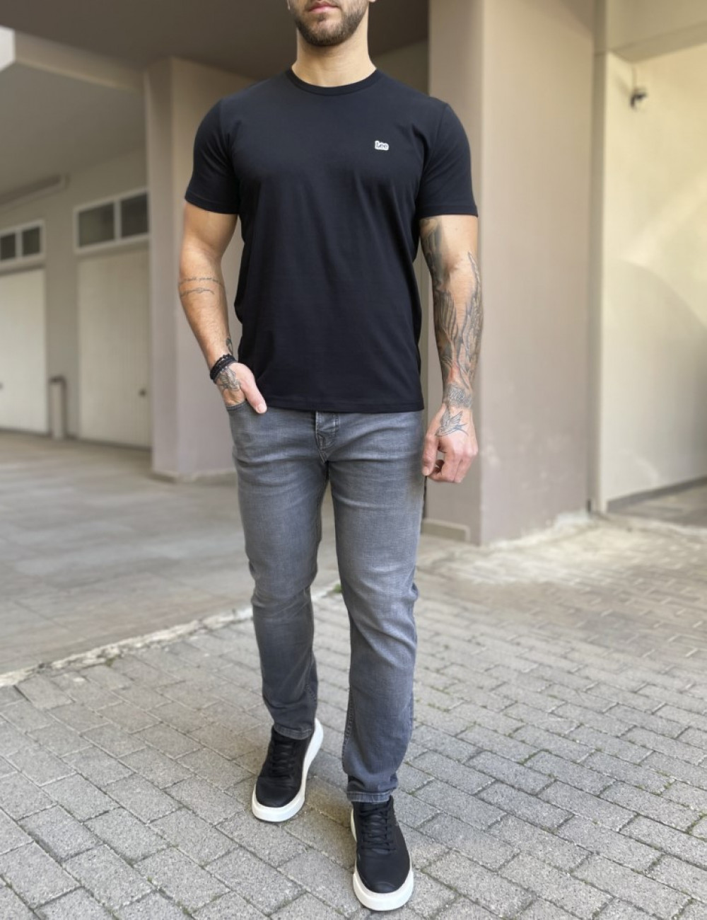 Ανδρικό T-shirt με κοντό μανίκι της εταιρίας Lee σε μαύρο χρώμα με ραμμένο λογότυπο στο στήθος Κανονική εφαρμογήΣύνθεση: 100% βαμβάκιΤο μοντέλο έχει ύψος 1.