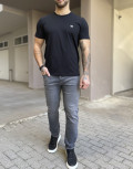 Ανδρικό T-shirt με κοντό μανίκι της εταιρίας Lee σε μαύρο χρώμα με ραμμένο λογότυπο στο στήθος Κανονική εφαρμογήΣύνθεση: 100% βαμβάκιΤο μοντέλο έχει ύψος 1.