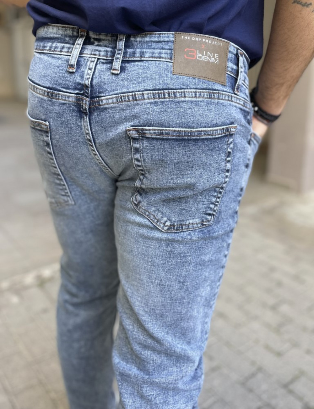 Ανδρικό τζιν παντελόνι σε ίσια μοντέρνα γραμμή που κλείνει με κουμπιά.