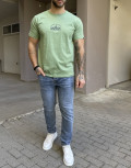 Ανδρική&nbsp;κοντομάνικη μπλούζα με τύπωμα στο στήθος, ελληνικής κατασκευής.