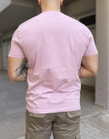 Ανδρικό T-shirt με κοντό μανίκι της εταιρίας Lee σε μπορντό χρώμα με στάμπα της εταιρείας στο στήθος Κανονική εφαρμογήΣύνθεση: 100% βαμβάκιΤο μοντέλο έχει ύψος 1.