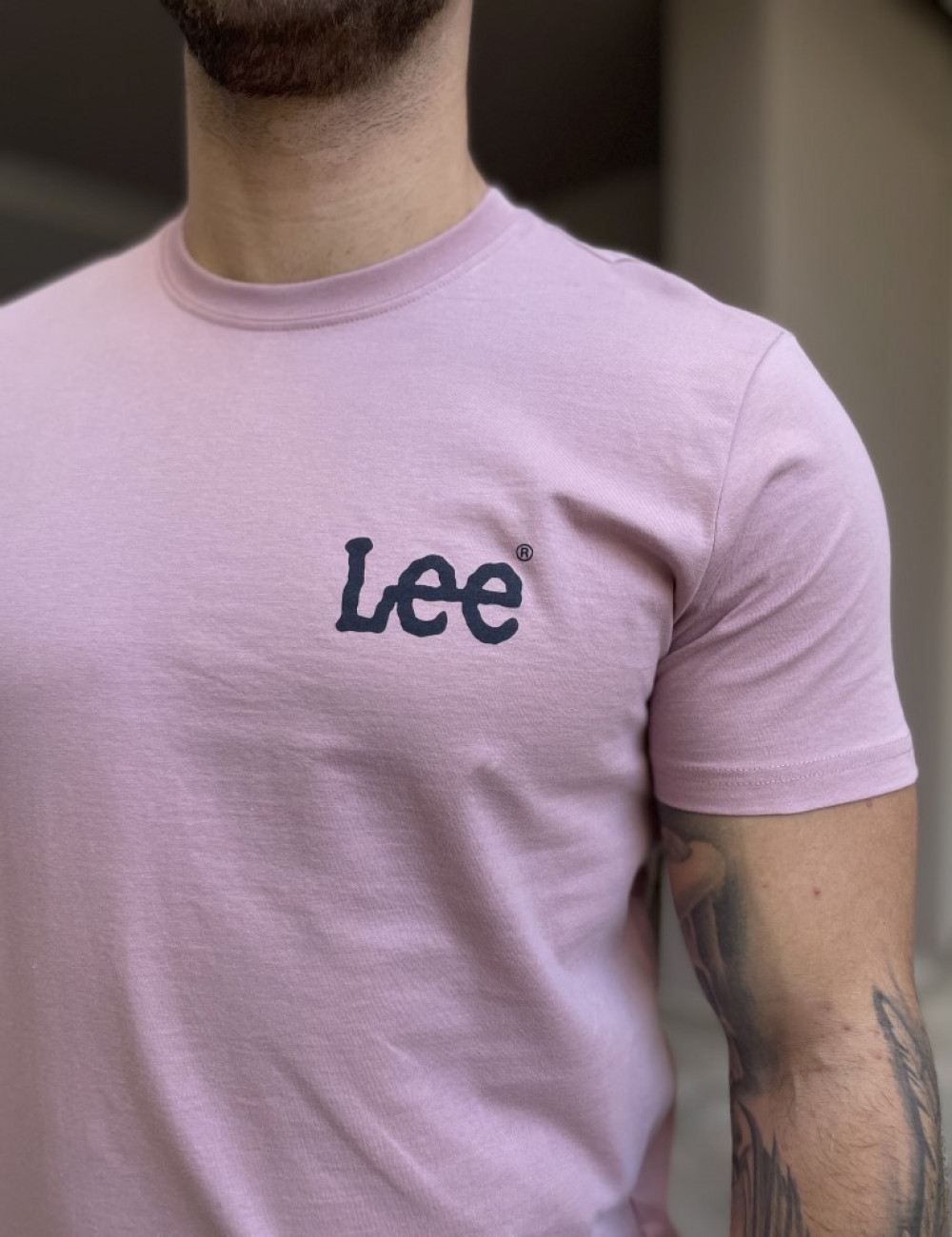 Ανδρικό T-shirt με κοντό μανίκι της εταιρίας Lee σε μπορντό χρώμα με στάμπα της εταιρείας στο στήθος Κανονική εφαρμογήΣύνθεση: 100% βαμβάκιΤο μοντέλο έχει ύψος 1.