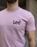Ανδρικό T-shirt με κοντό μανίκι της εταιρίας Lee σε μπορντό χρώμα με στάμπα της εταιρείας στο στήθος Κανονική εφαρμογήΣύνθεση: 100% βαμβάκιΤο μοντέλο έχει ύψος 1.