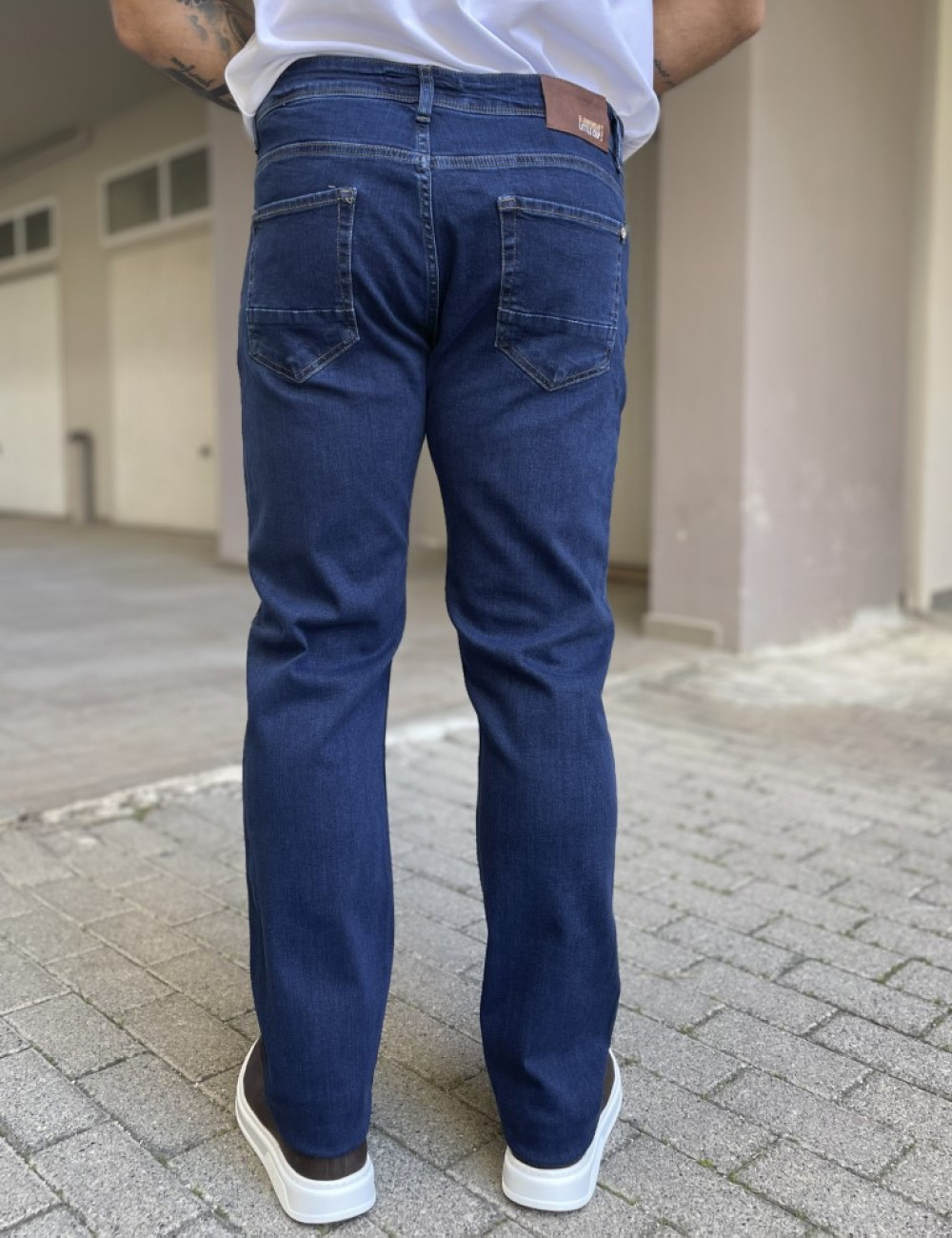 Ανδρικό τζιν παντελόνι που κλείνει με φερμουάρ.