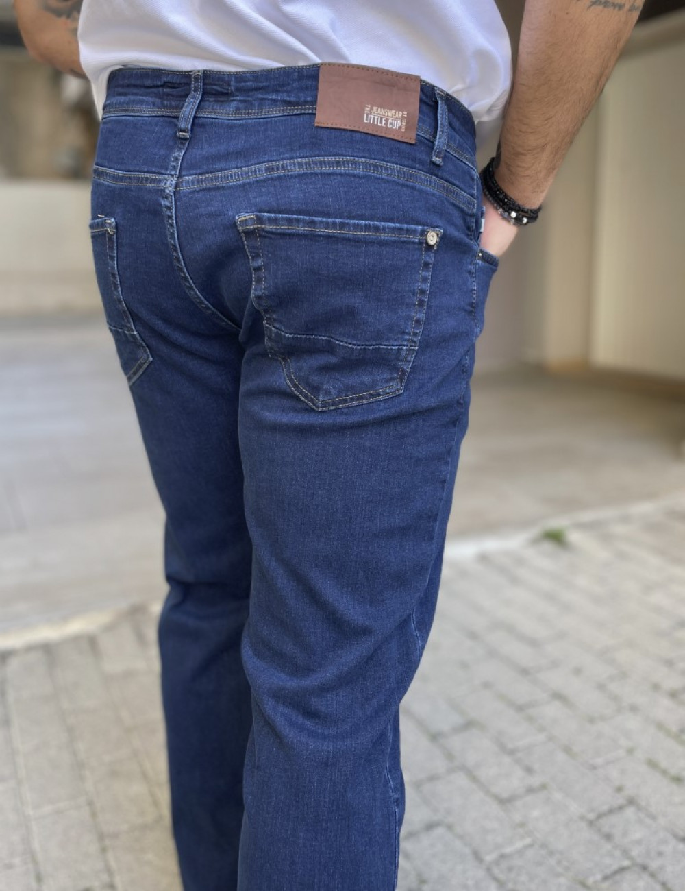 Ανδρικό τζιν παντελόνι που κλείνει με φερμουάρ.