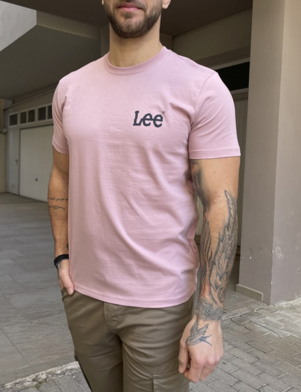 Ανδρικό T-shirt με κοντό μανίκι της εταιρίας Lee σε μπορντό χρώμα με στάμπα της εταιρείας στο στήθος Κανονική εφαρμογήΣύνθεση: 100% βαμβάκιΤο μοντέλο έχει ύψος 1.