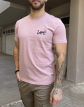 Ανδρικό T-shirt με κοντό μανίκι της εταιρίας Lee σε μπορντό χρώμα με στάμπα της εταιρείας στο στήθος Κανονική εφαρμογήΣύνθεση: 100% βαμβάκιΤο μοντέλο έχει ύψος 1.