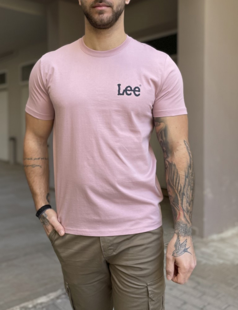 Ανδρικό T-shirt με κοντό μανίκι της εταιρίας Lee σε μπορντό χρώμα με στάμπα της εταιρείας στο στήθος Κανονική εφαρμογήΣύνθεση: 100% βαμβάκιΤο μοντέλο έχει ύψος 1.
