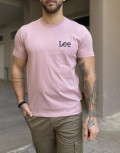Ανδρικό T-shirt με κοντό μανίκι της εταιρίας Lee σε μπορντό χρώμα με στάμπα της εταιρείας στο στήθος Κανονική εφαρμογήΣύνθεση: 100% βαμβάκιΤο μοντέλο έχει ύψος 1.
