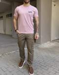 Ανδρικό T-shirt με κοντό μανίκι της εταιρίας Lee σε μπορντό χρώμα με στάμπα της εταιρείας στο στήθος Κανονική εφαρμογήΣύνθεση: 100% βαμβάκιΤο μοντέλο έχει ύψος 1.