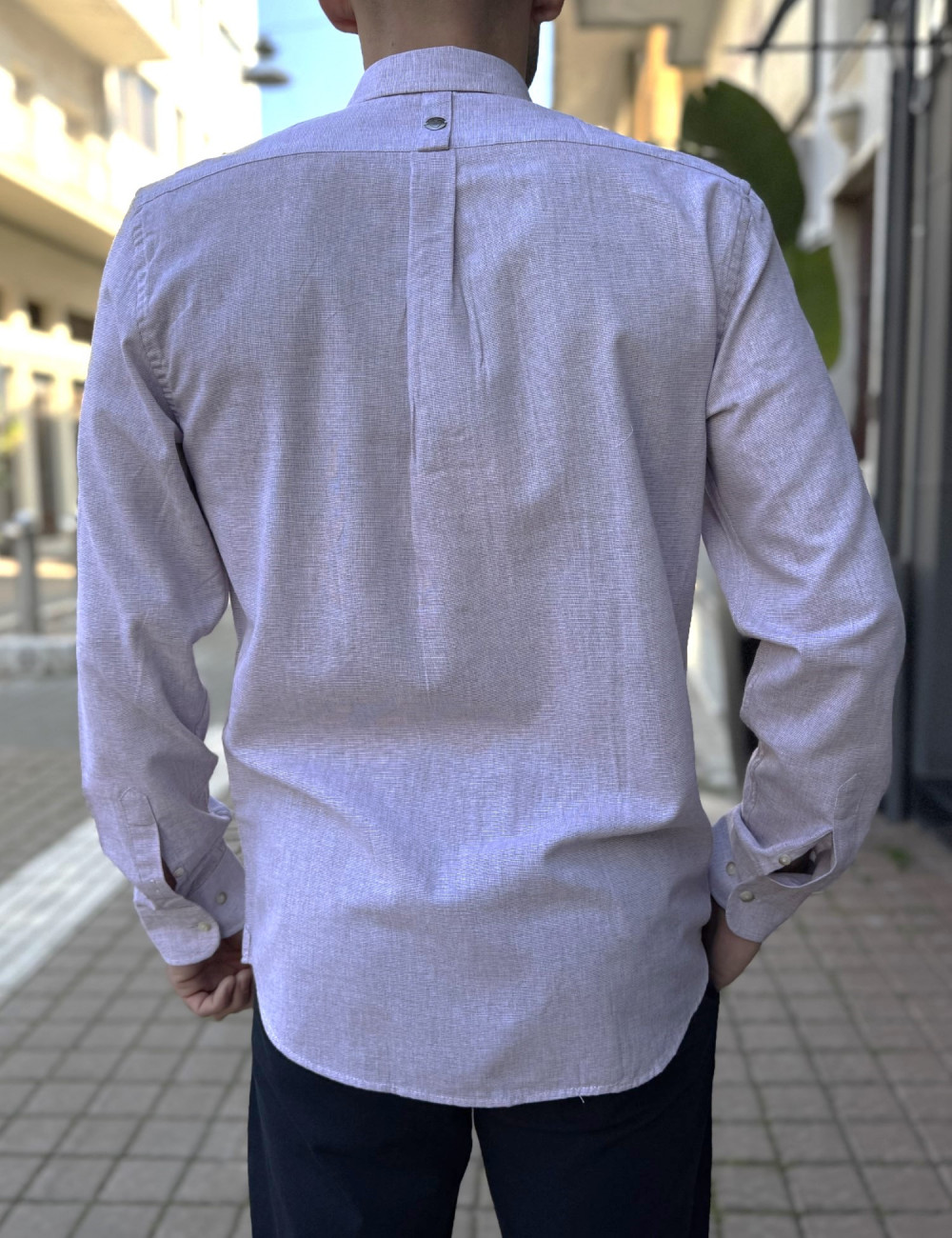 Ανδρικό μακρυμάνικο πουκάμισο σε μοντέρνα γραμμή.