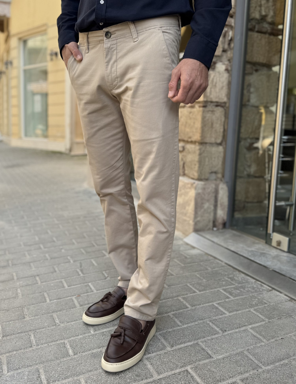 Ανδρικό μονόχρωμο, υφασμάτινο παντελόνι με Chinos τσέπες.