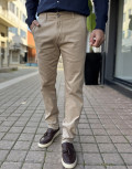 Ανδρικό μονόχρωμο, υφασμάτινο παντελόνι με Chinos τσέπες.