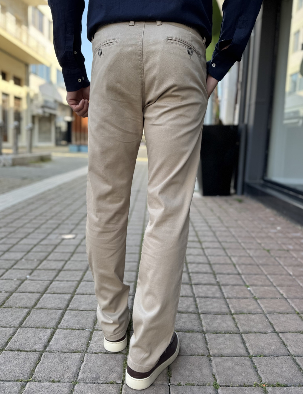 Ανδρικό μονόχρωμο, υφασμάτινο παντελόνι με Chinos τσέπες.