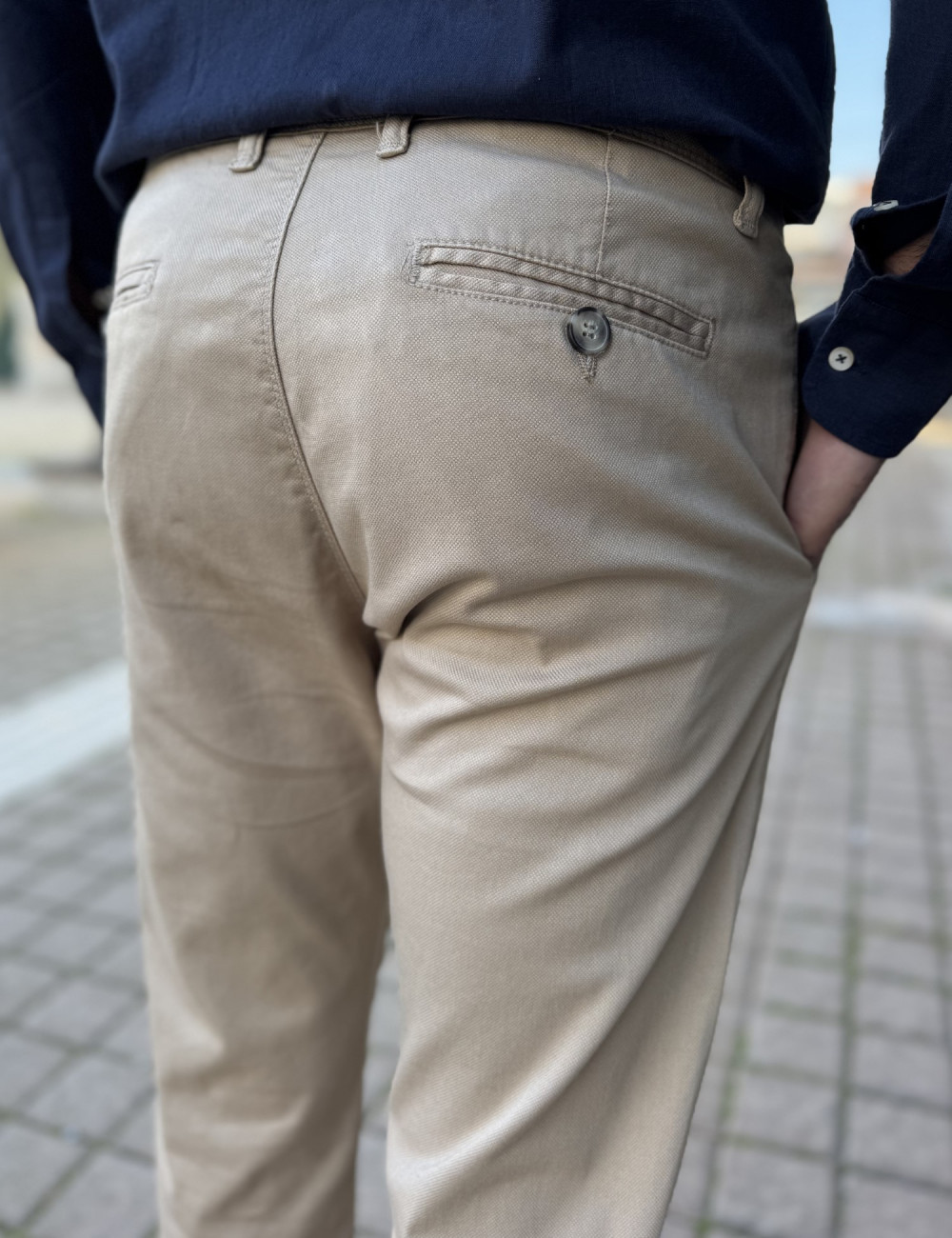 Ανδρικό μονόχρωμο, υφασμάτινο παντελόνι με Chinos τσέπες.