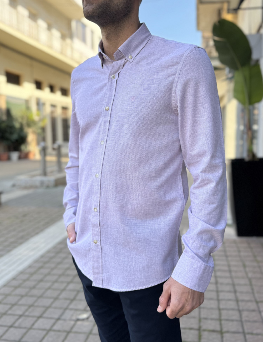 Ανδρικό μακρυμάνικο πουκάμισο σε μοντέρνα γραμμή.