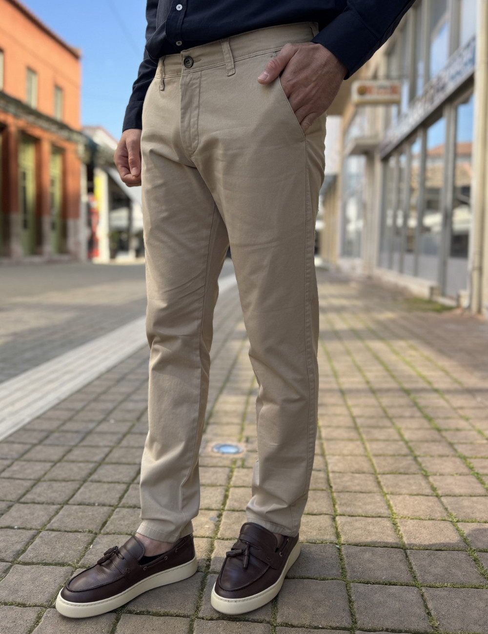 Ανδρικό μονόχρωμο, υφασμάτινο παντελόνι με Chinos τσέπες.
