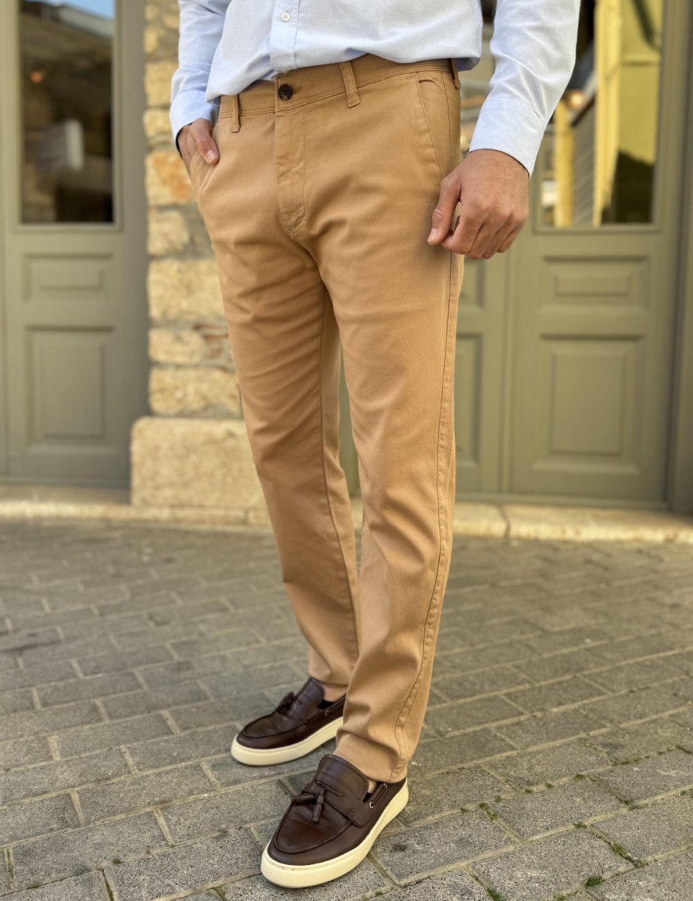 Ανδρικό μονόχρωμο, υφασμάτινο παντελόνι με Chinos τσέπες.