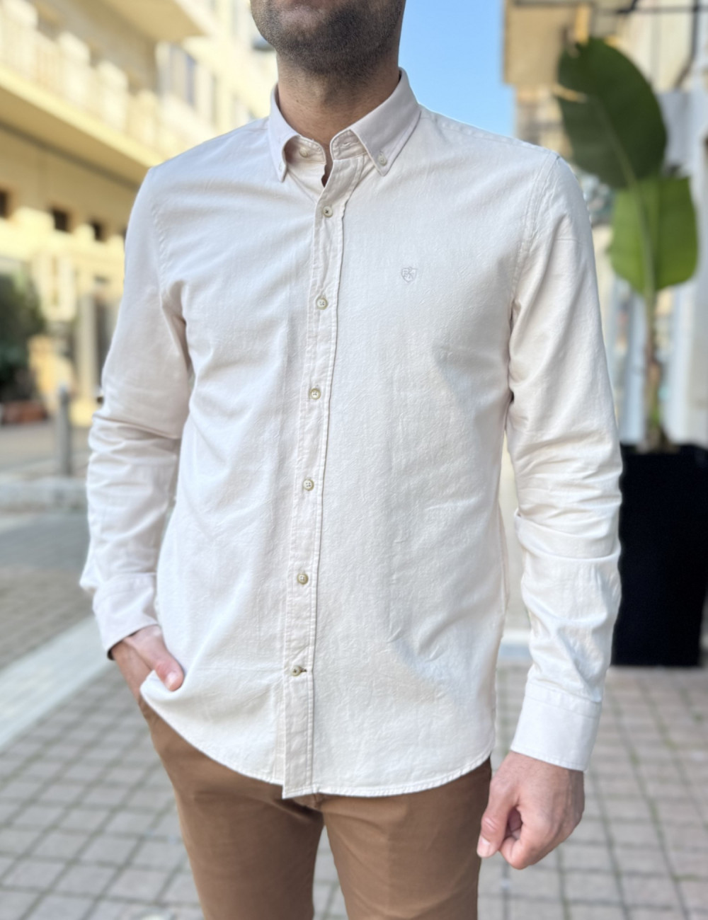 Ανδρικό ριγέ μακρυμάνικο πουκάμισο σε μοντέρνα γραμμή.