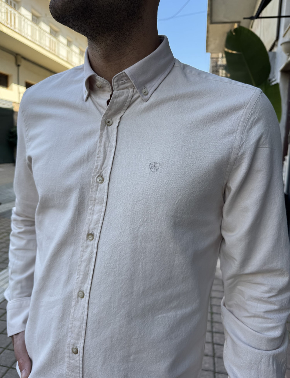 Ανδρικό ριγέ μακρυμάνικο πουκάμισο σε μοντέρνα γραμμή.