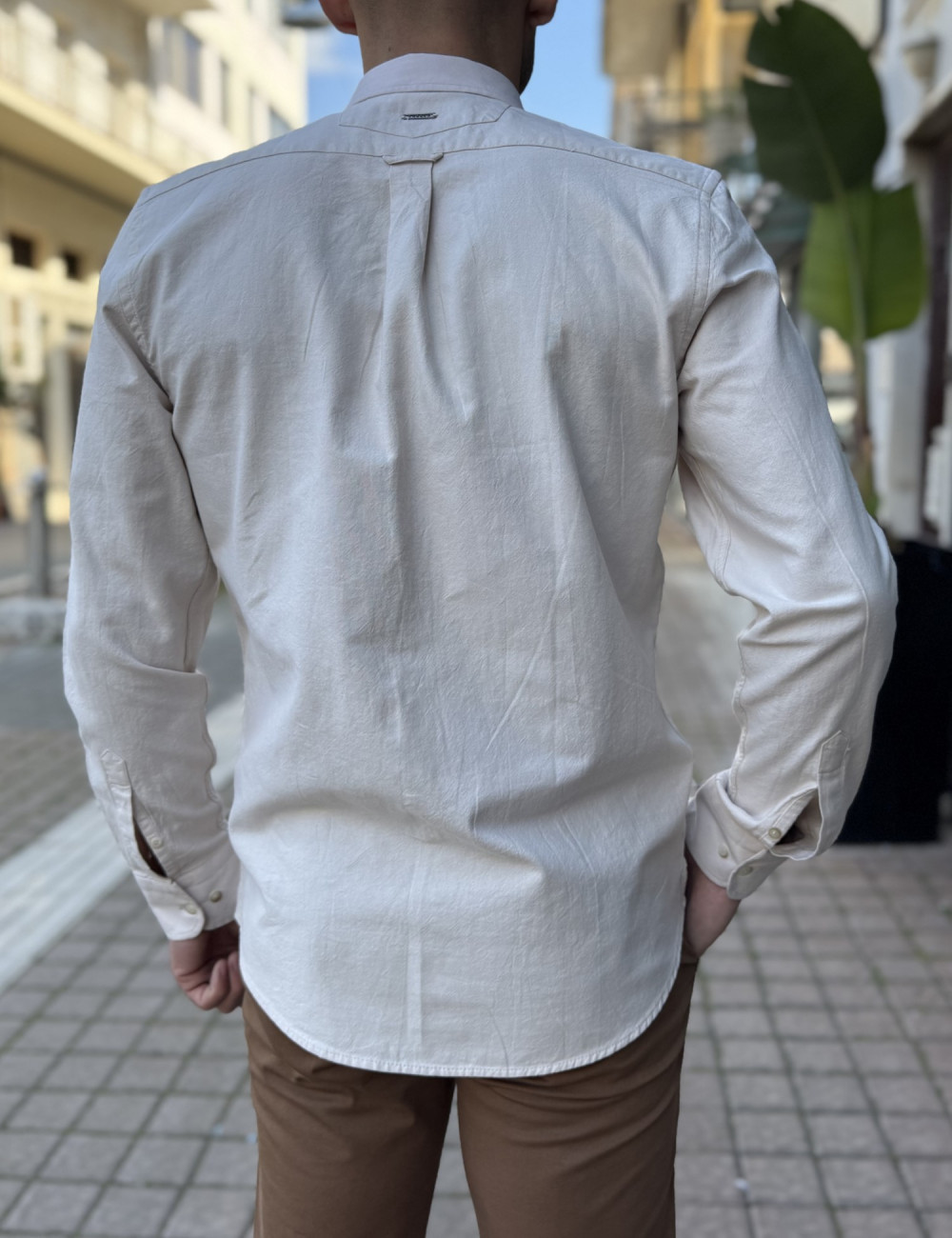 Ανδρικό ριγέ μακρυμάνικο πουκάμισο σε μοντέρνα γραμμή.