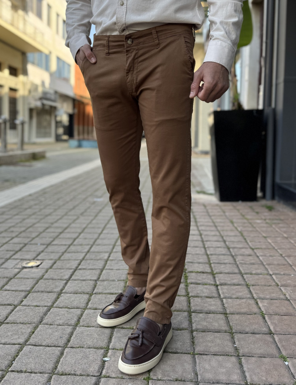 Ανδρικό μονόχρωμο, υφασμάτινο παντελόνι με Chinos τσέπες.