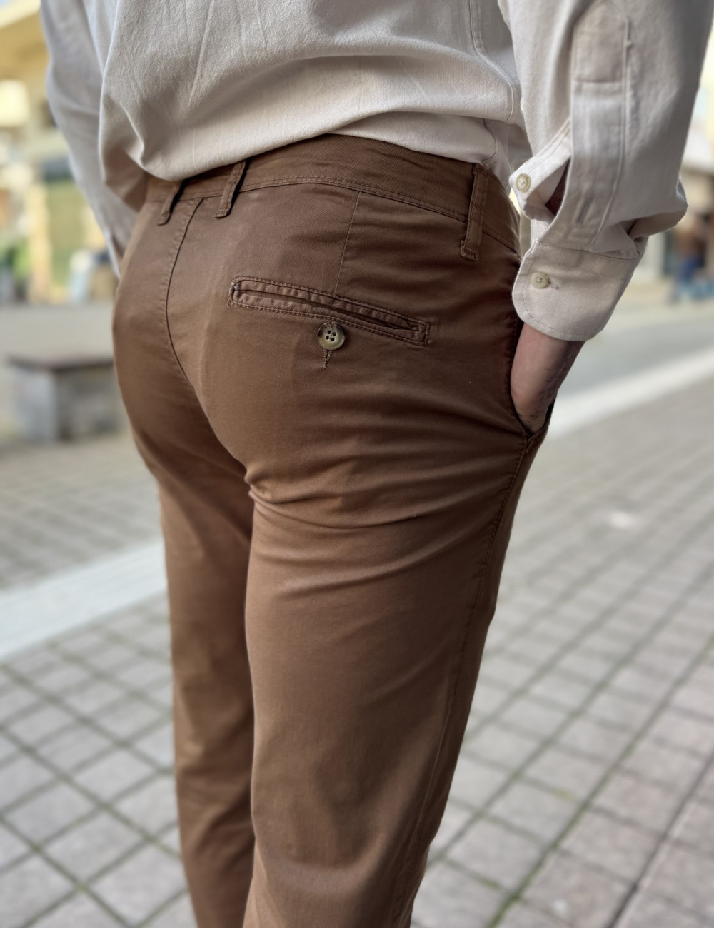 Ανδρικό μονόχρωμο, υφασμάτινο παντελόνι με Chinos τσέπες.