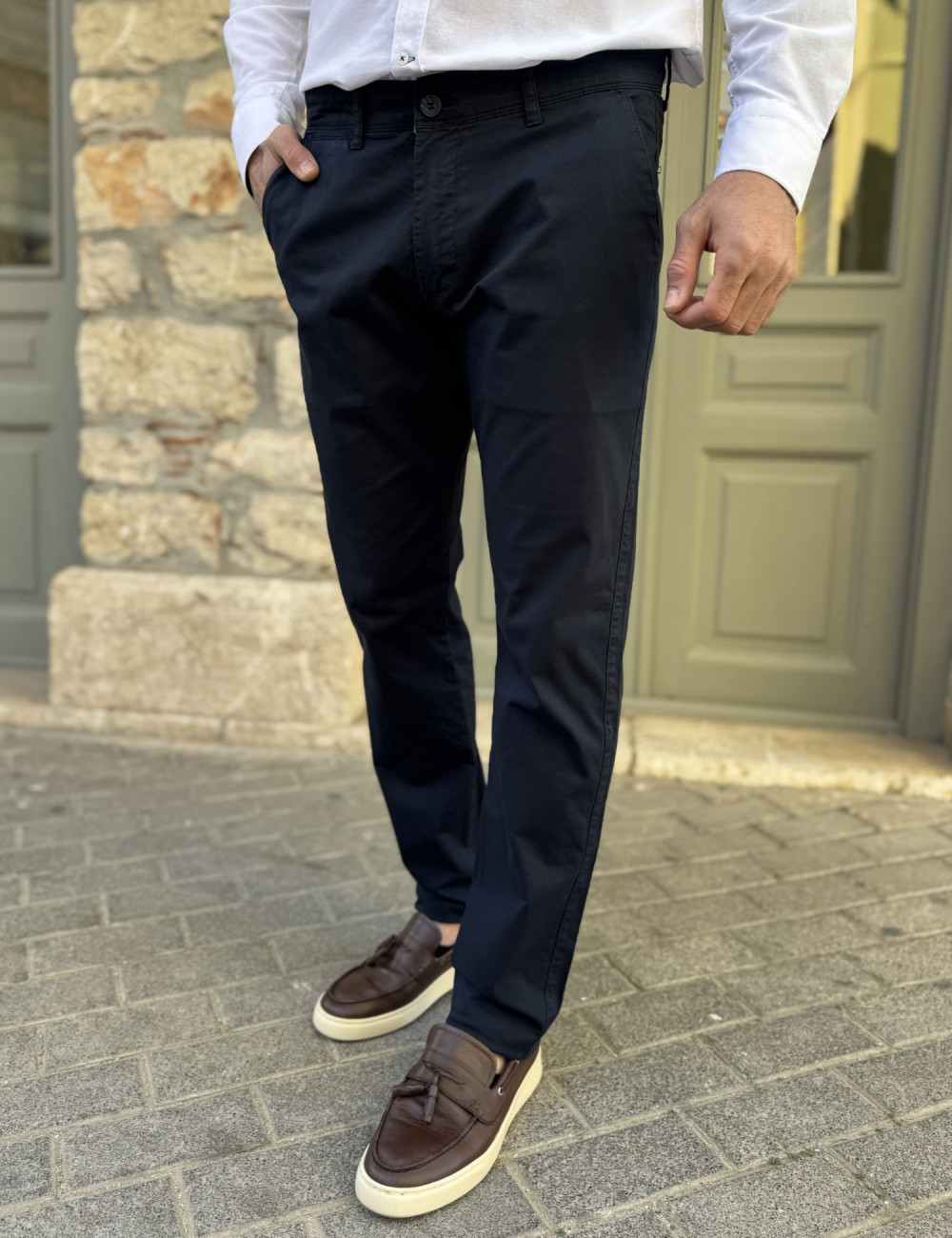 Ανδρικό μονόχρωμο, υφασμάτινο παντελόνι με Chinos τσέπες.