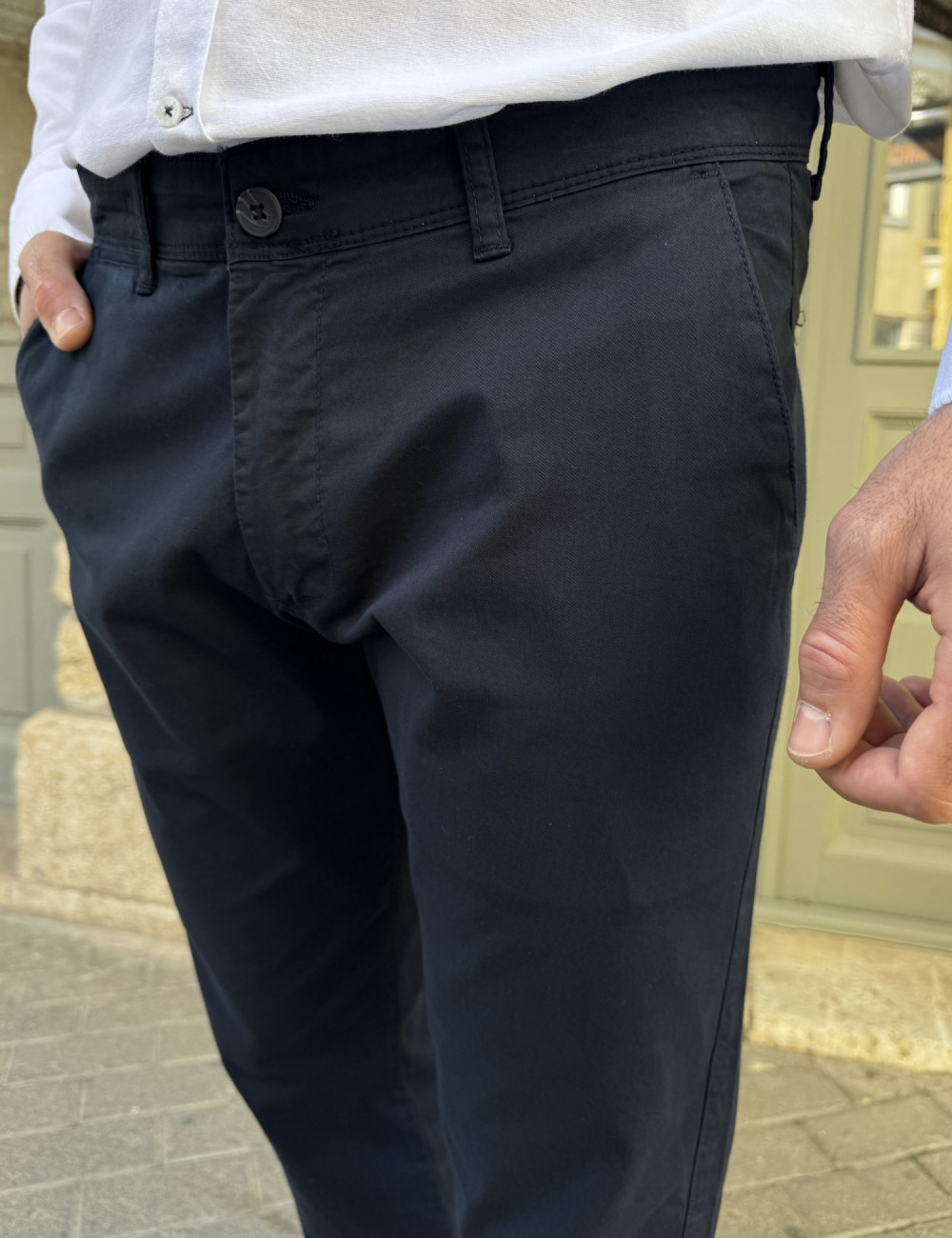 Ανδρικό μονόχρωμο, υφασμάτινο παντελόνι με Chinos τσέπες.