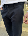 Ανδρικό μονόχρωμο, υφασμάτινο παντελόνι με Chinos τσέπες.