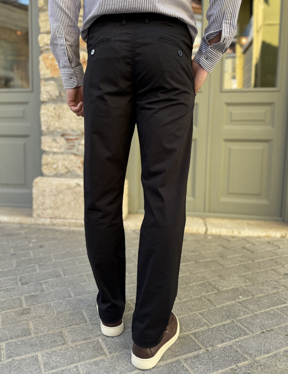 Ανδρικό μονόχρωμο, υφασμάτινο παντελόνι με Chinos τσέπες.