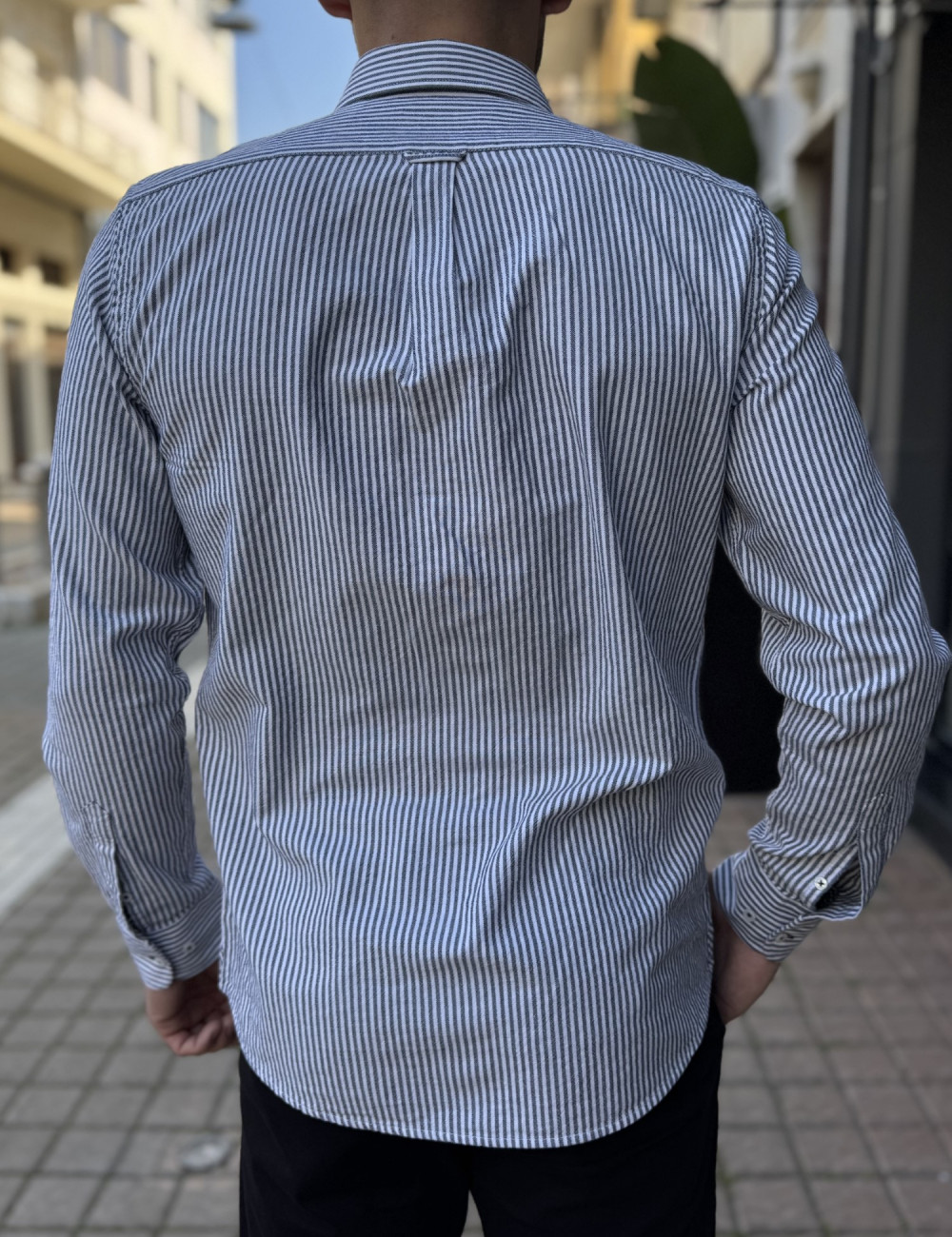 Ανδρικό ριγέ μακρυμάνικο πουκάμισο σε μοντέρνα γραμμή.