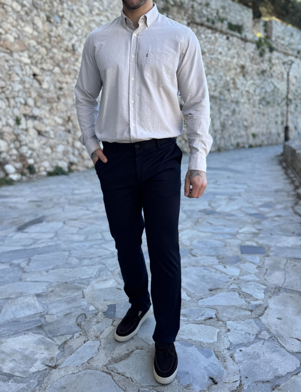 Ανδρικό μονόχρωμο, υφασμάτινο παντελόνι με Chinos τσέπες.