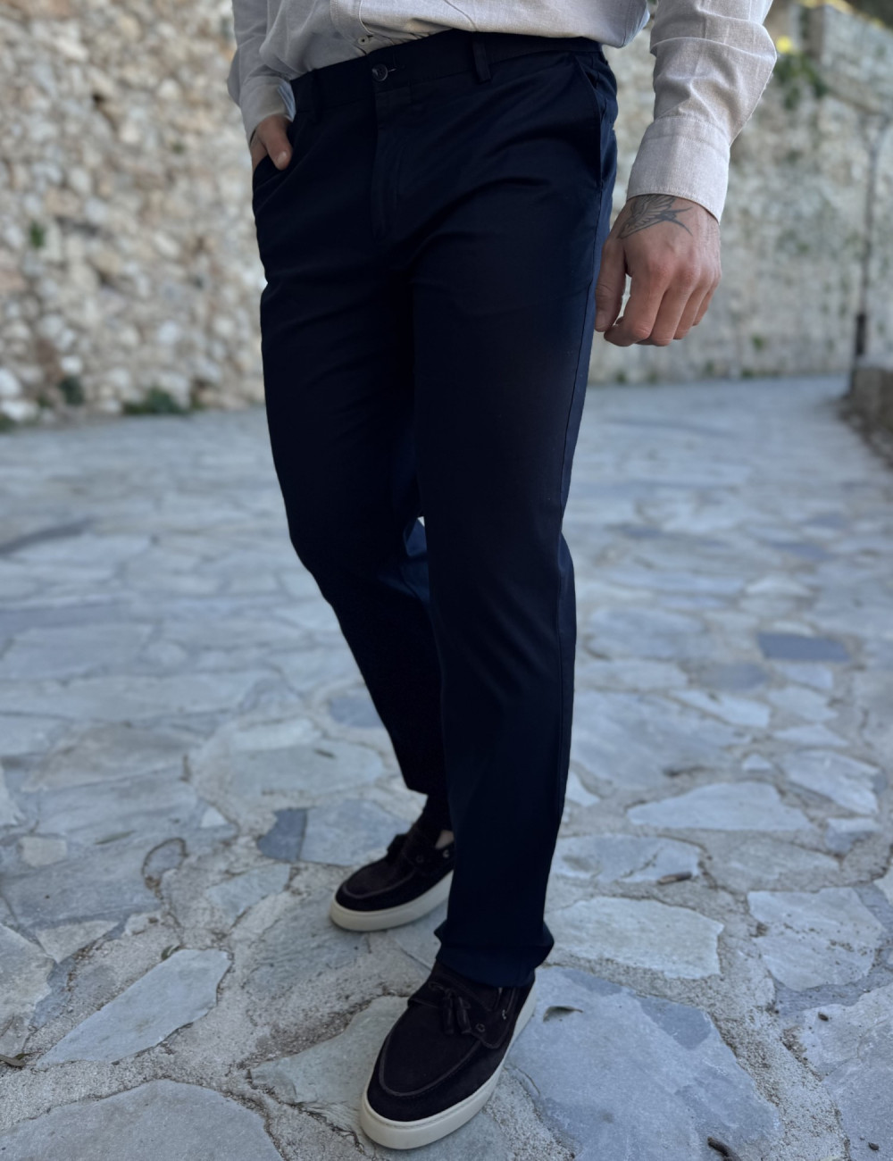 Ανδρικό μονόχρωμο, υφασμάτινο παντελόνι με Chinos τσέπες.