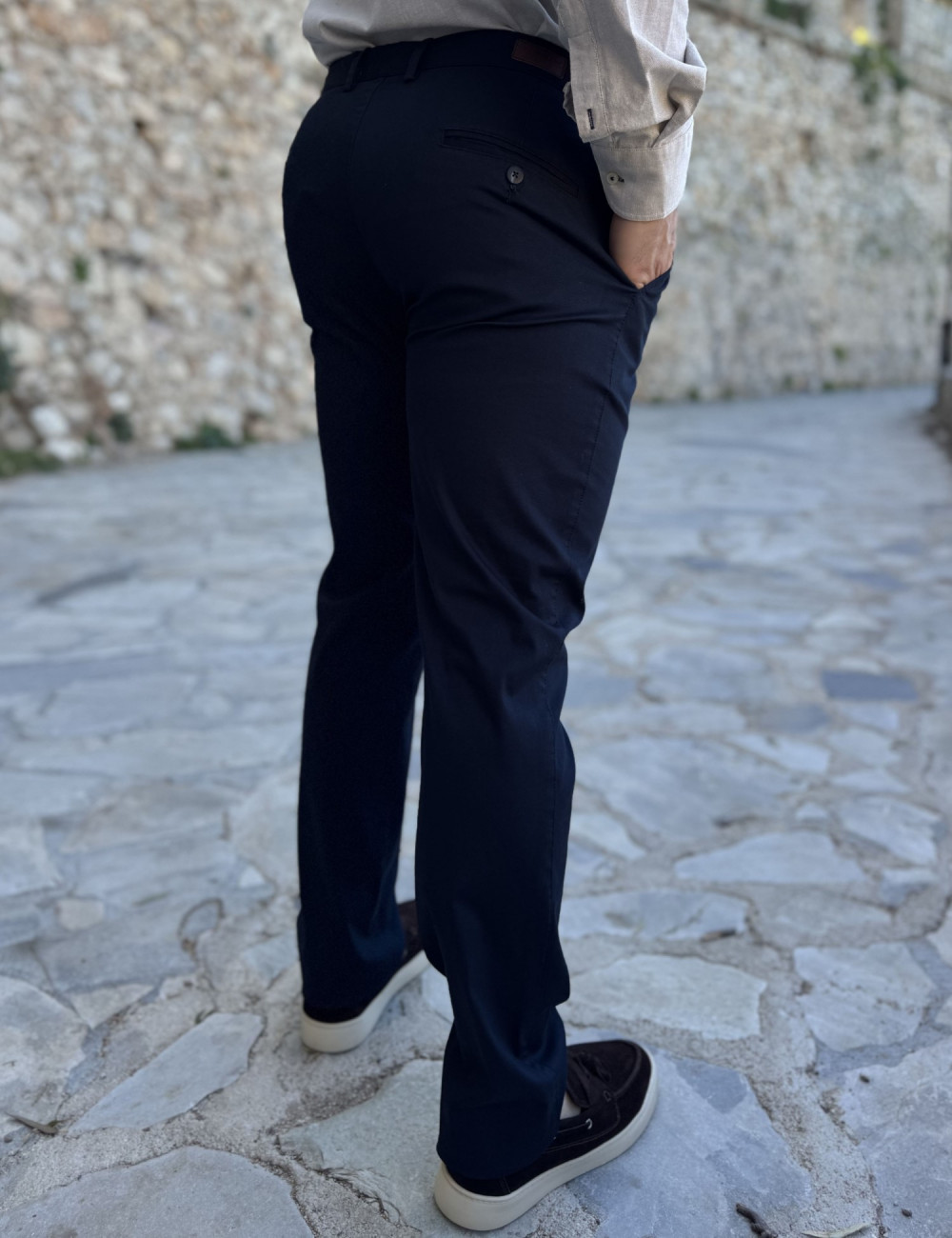 Ανδρικό μονόχρωμο, υφασμάτινο παντελόνι με Chinos τσέπες.