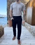 Ανδρική αθλητική φόρμα με τσέπες που κλείνουν με φερμουάρ.