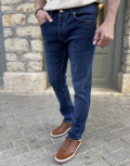 Ανδρικό τζιν παντελόνι σε slim μοντέρνα γραμμή που κλείνει με κουμπιά.