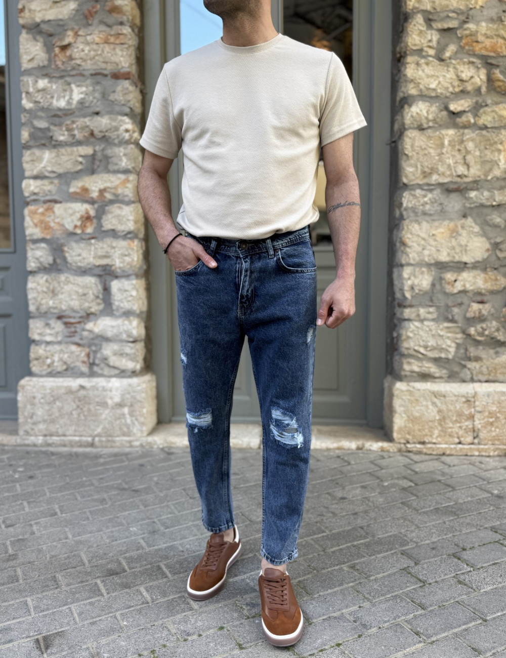 Ανδρικό τζιν με σκισίματα.