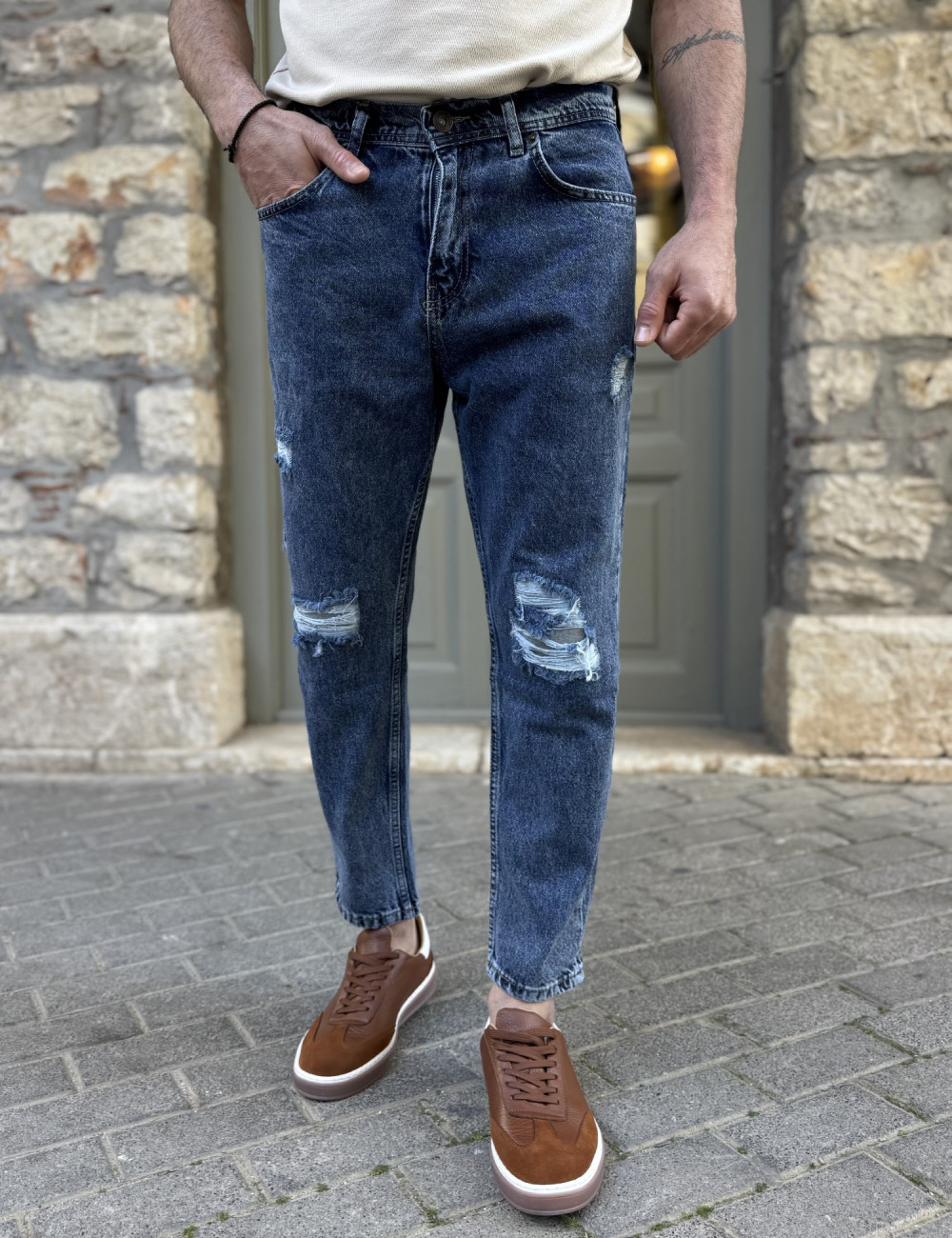 Ανδρικό τζιν με σκισίματα.