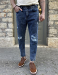Ανδρικό τζιν με σκισίματα.