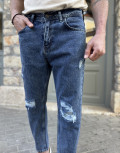Ανδρικό τζιν με σκισίματα.