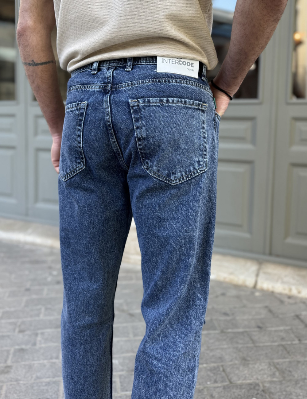 Ανδρικό τζιν με σκισίματα.