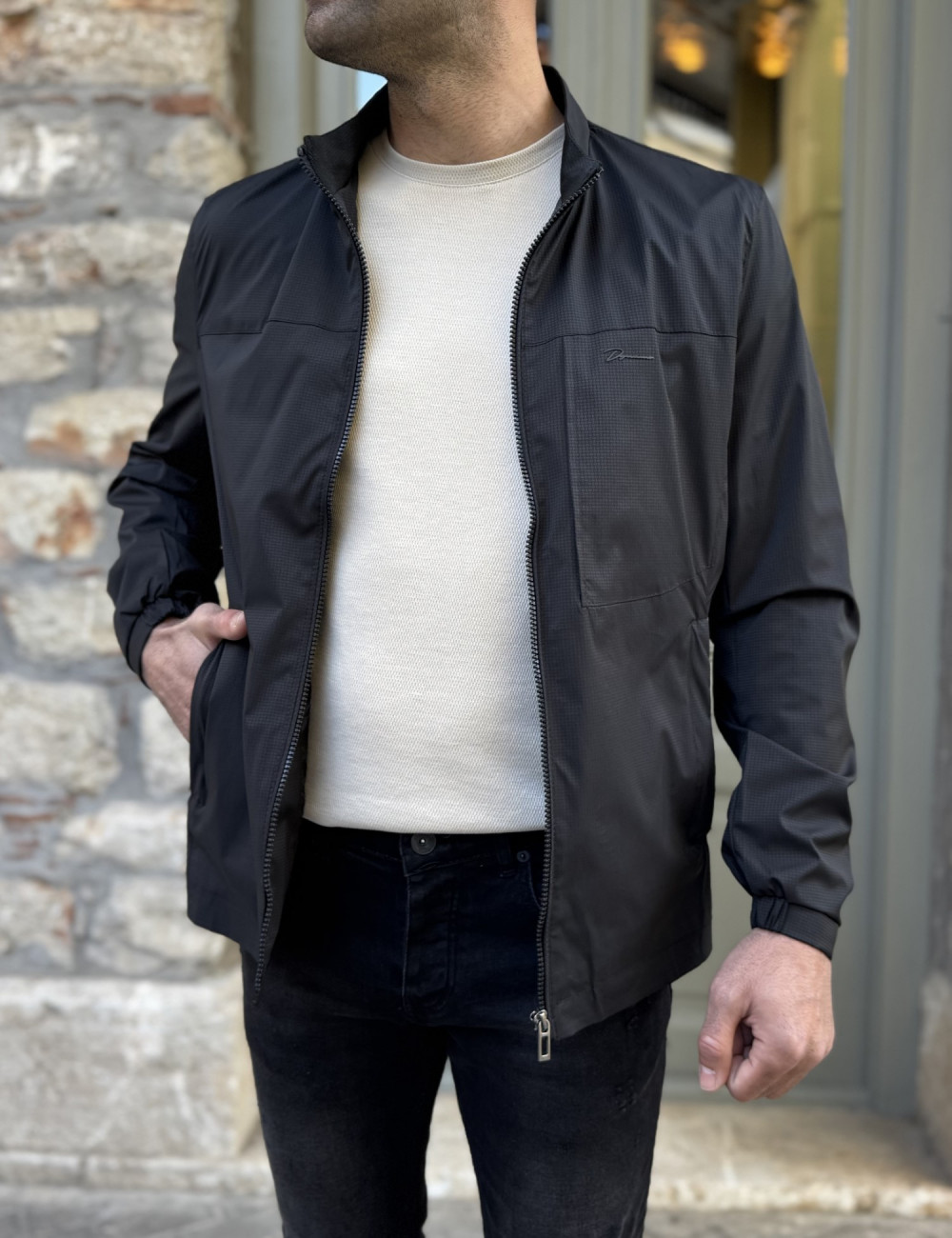Ανδρικό μονόχρωμο ελαφρύ μπουφάν με ίσιο τελείωμα.