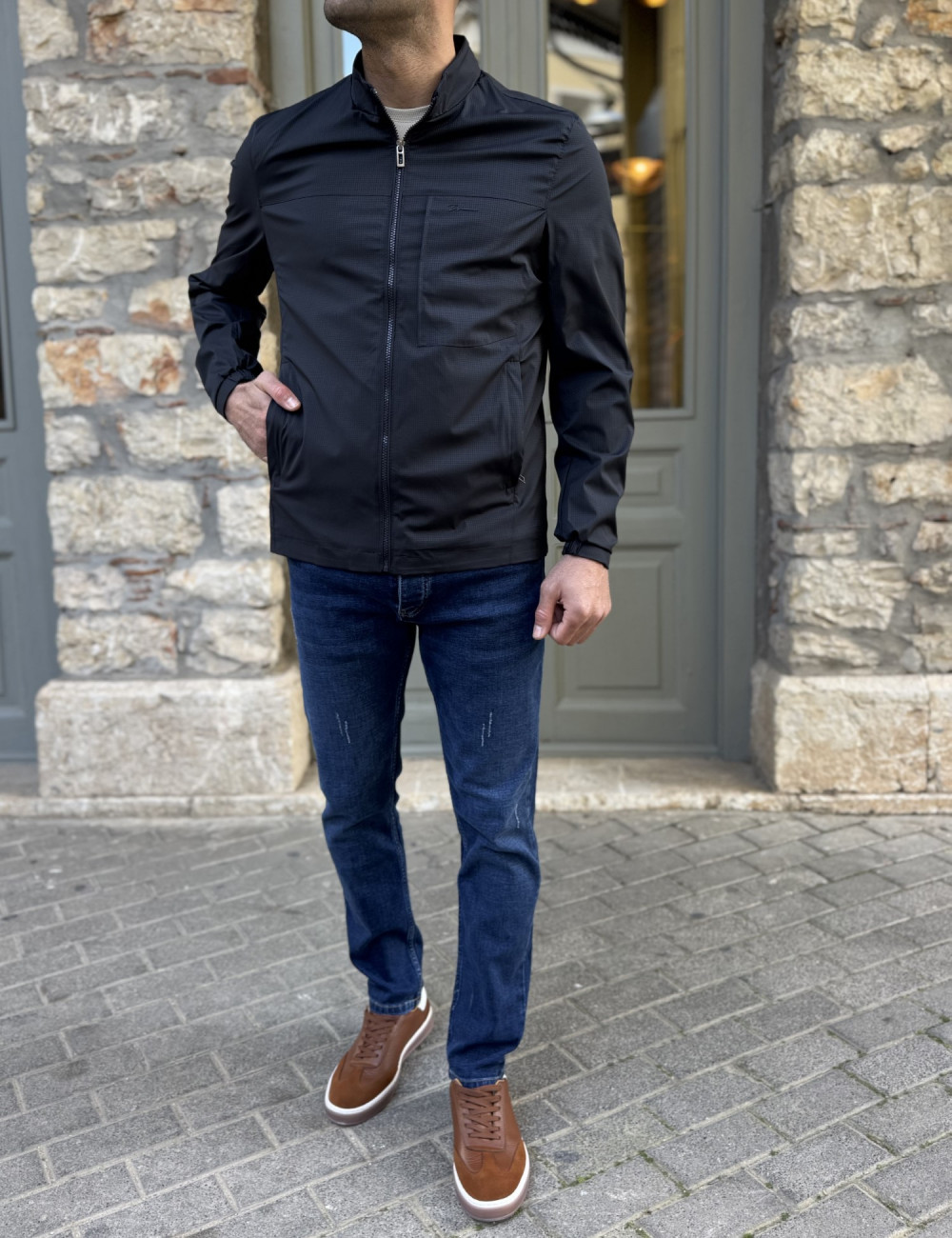 Ανδρικό μονόχρωμο ελαφρύ μπουφάν με ίσιο τελείωμα.