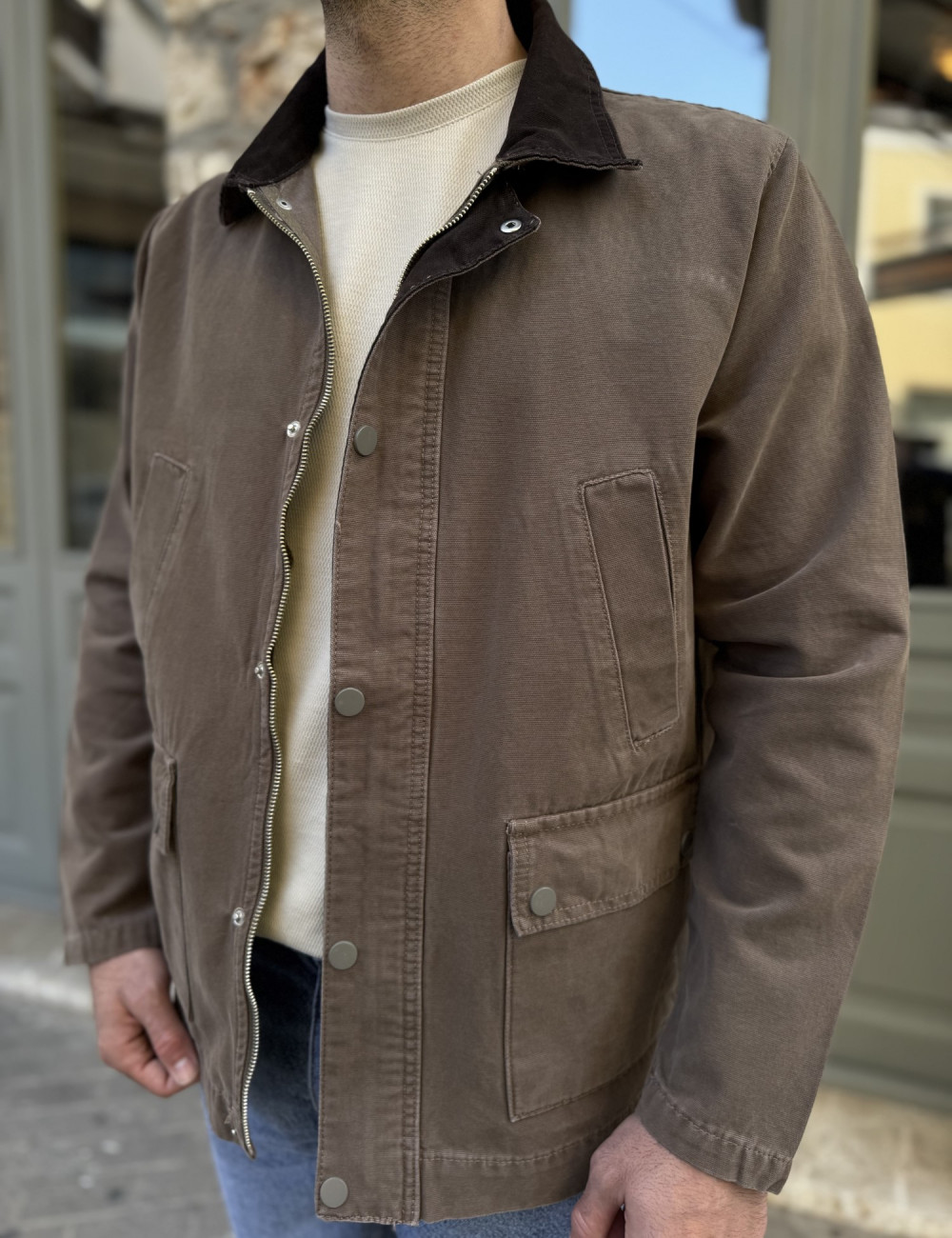 Ανδρικό jacket με γιακά σε συνδυασμό και σε αντίθεση, κλείνει με φερμουάρ και κουμπιά.