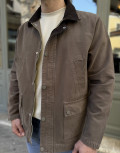Ανδρικό jacket με γιακά σε συνδυασμό και σε αντίθεση, κλείνει με φερμουάρ και κουμπιά.