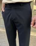 Ανδρικό υφασμάτινο παντελόνι με πιέτες.