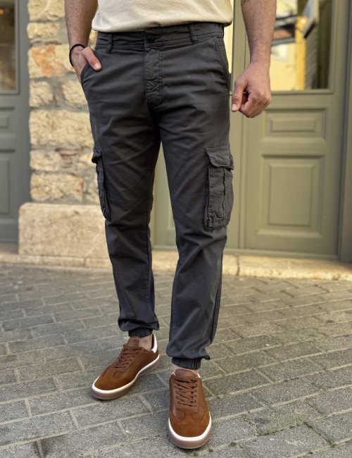 Ανδρικό ανθρακί υφασμάτινο cargo παντελόνι 210922A