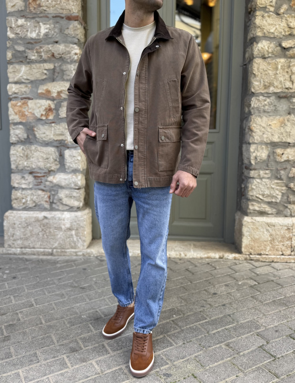 Ανδρικό jacket με γιακά σε συνδυασμό και σε αντίθεση, κλείνει με φερμουάρ και κουμπιά.